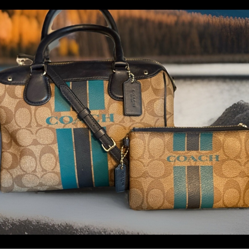 Coach Varsity Stripe Mini Bennett Khaki/Midnight F38401 with matching Wristlet 🤩